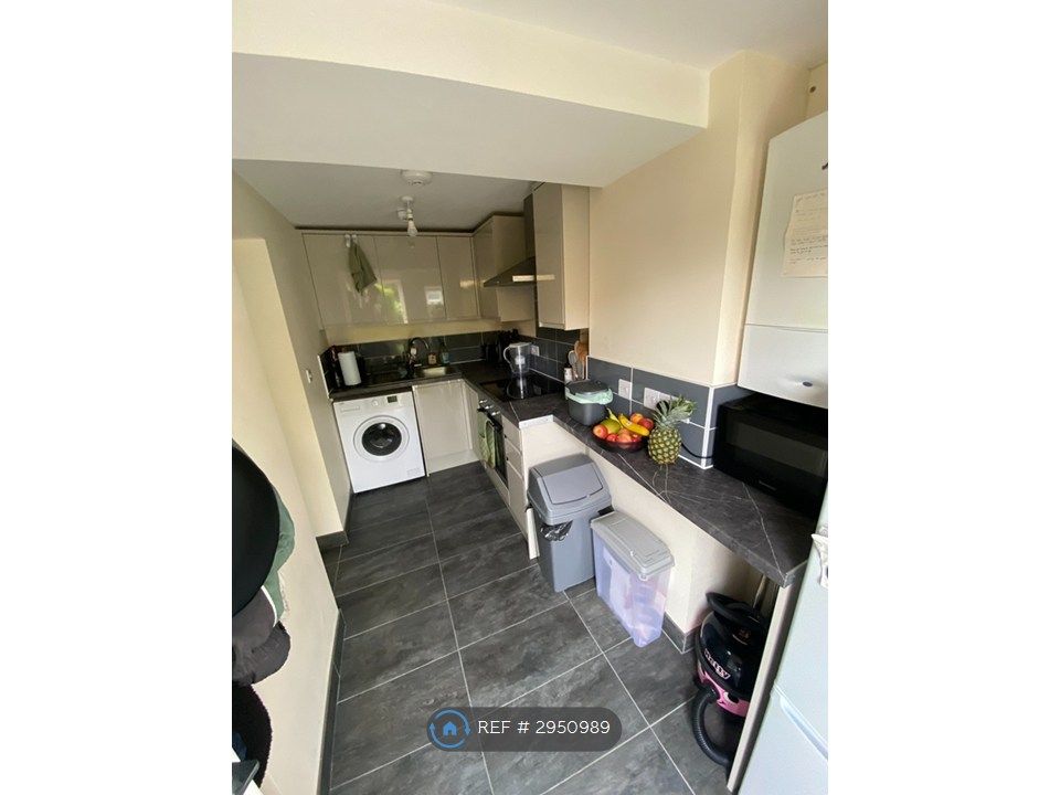 Property photo 3 of 10 Kitchen