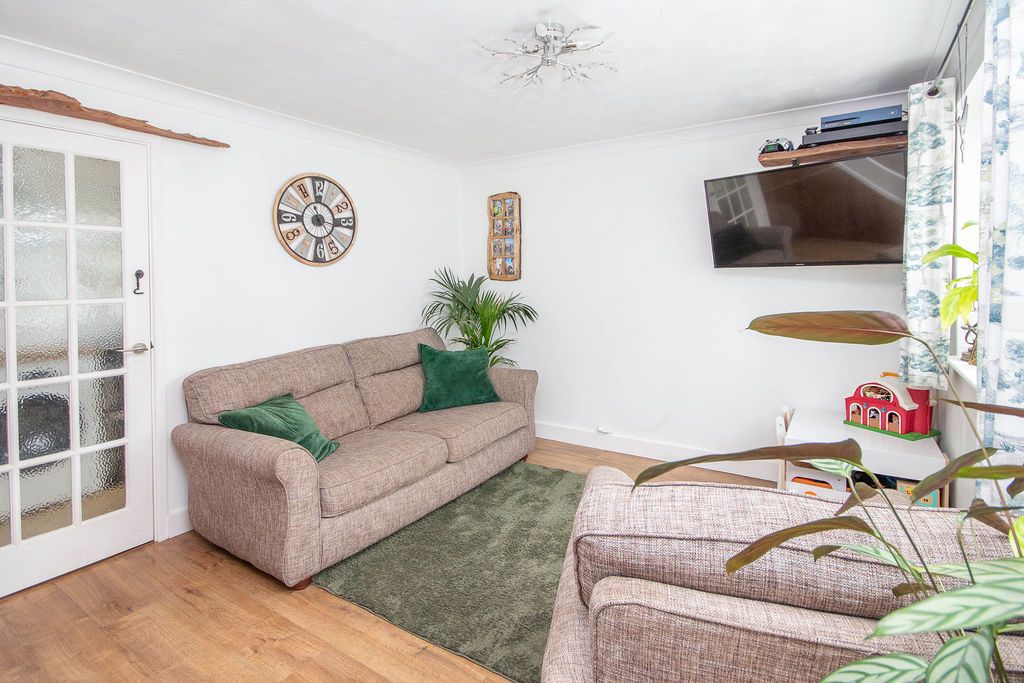 Property photo 3 of 11 Lounge