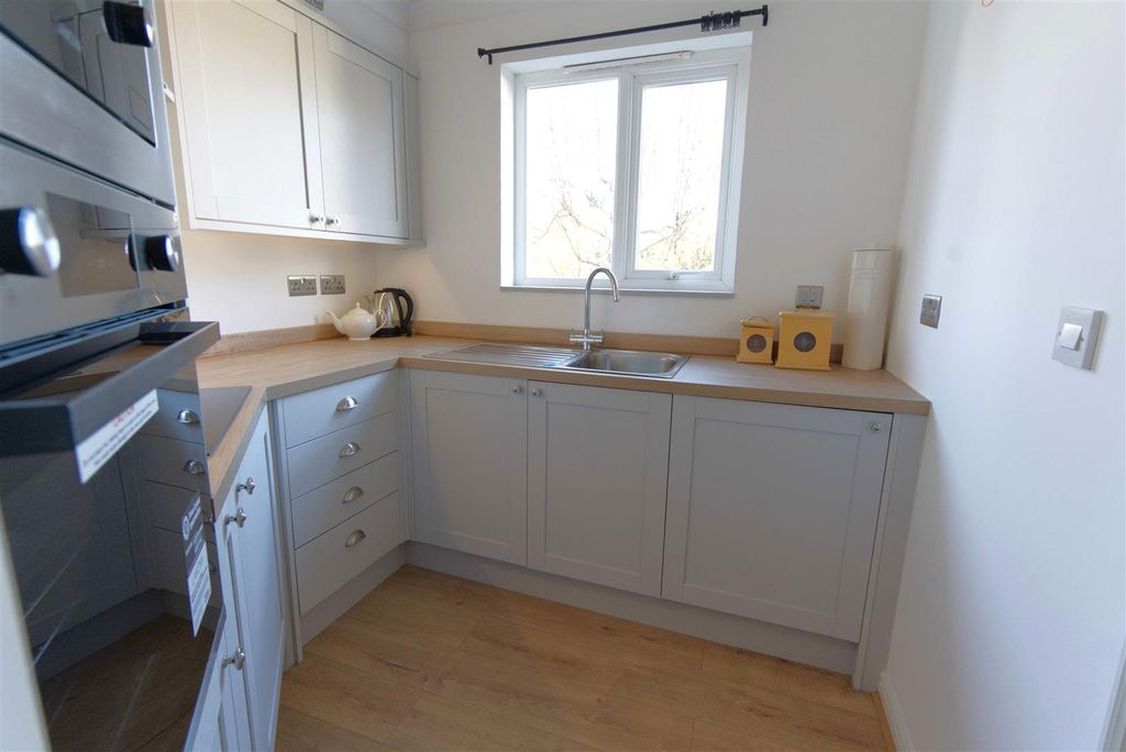 Property photo 3 of 12 Ross Court Kitchen 12.Jpg