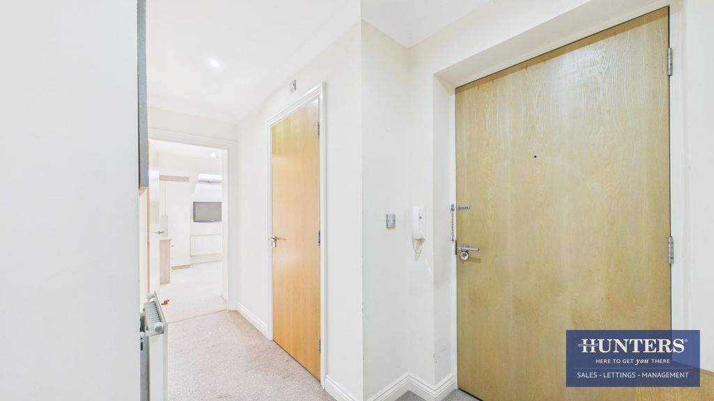 Property photo 2 of 16 Hallway