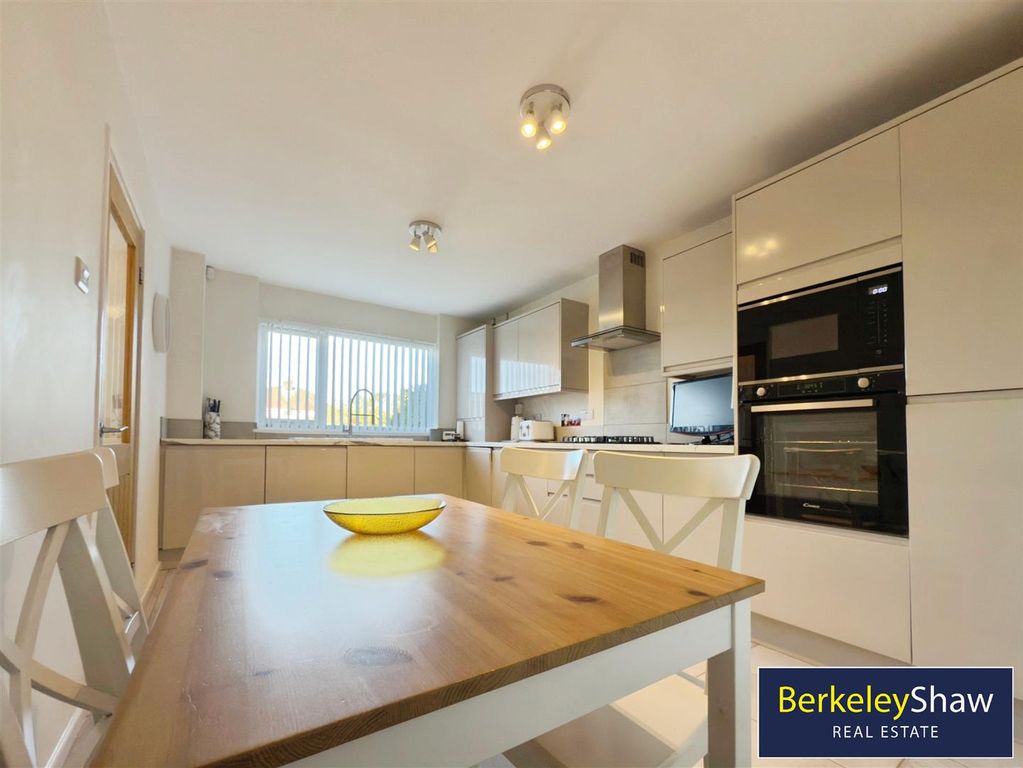 Property photo 2 of 14 Kitchen/Dining Room