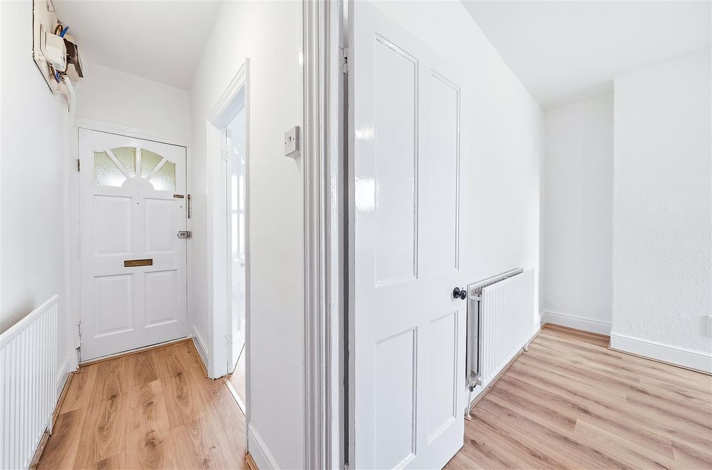 Property photo 2 of 19 Entrance Hall