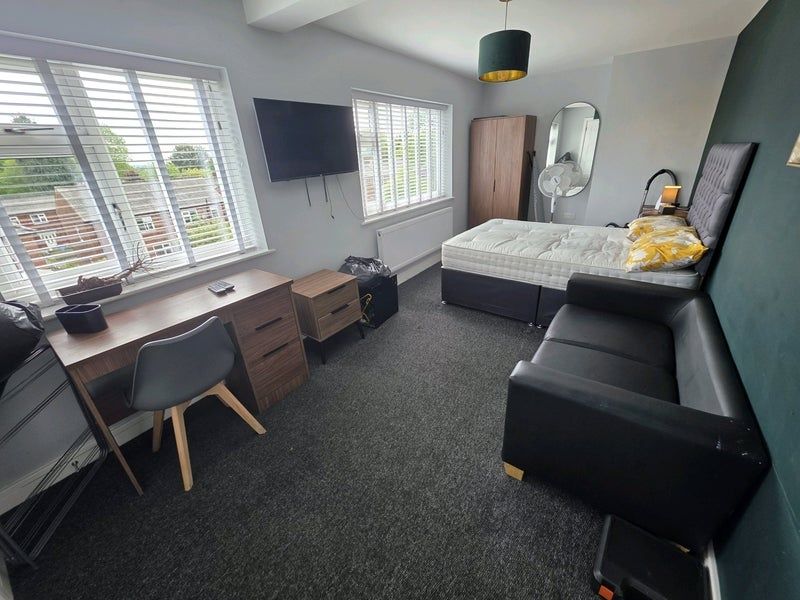 Property photo 1 of 16 Bright, Well-Equipped Double Bedroom With Two Larg...