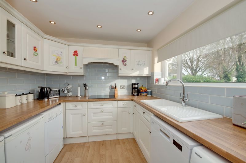 Property photo 2 of 11 Kitchen