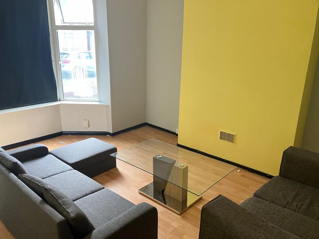 Property photo 3 of 4 Living Room