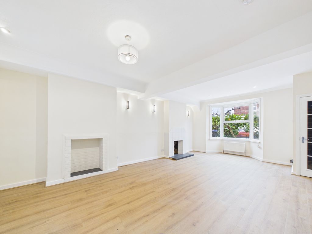 Property photo 3 of 9 Lounge