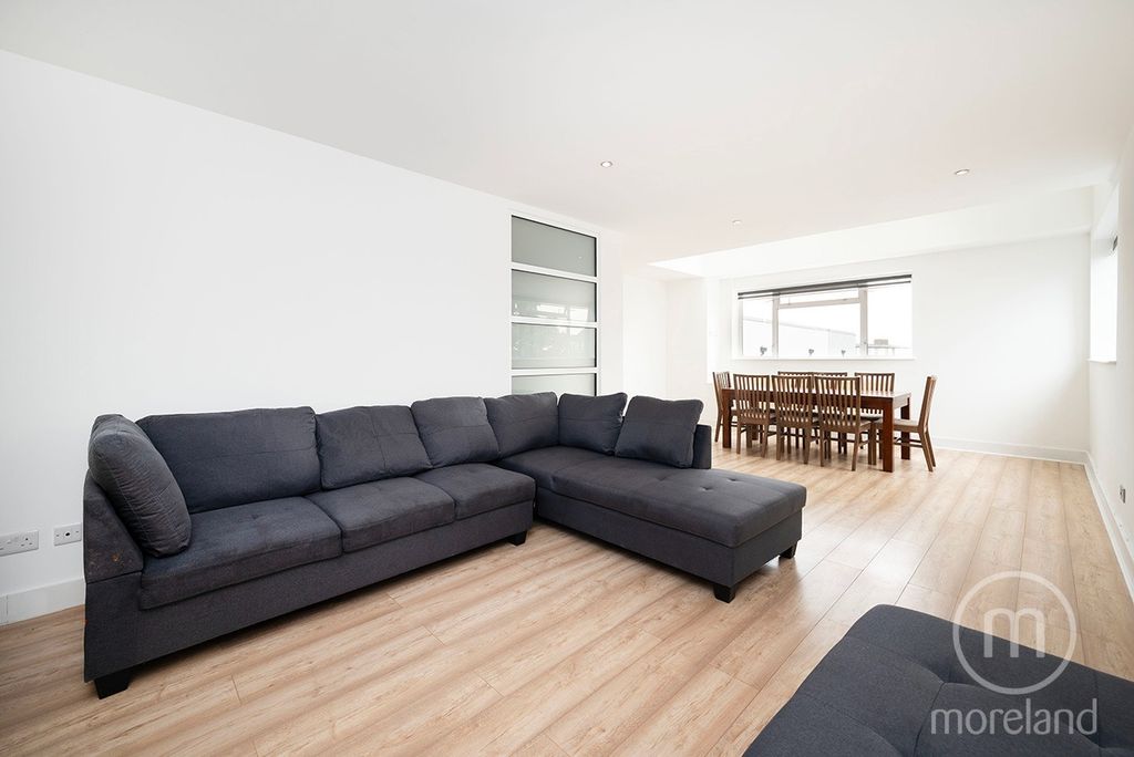 Property photo 2 of 14 4389501