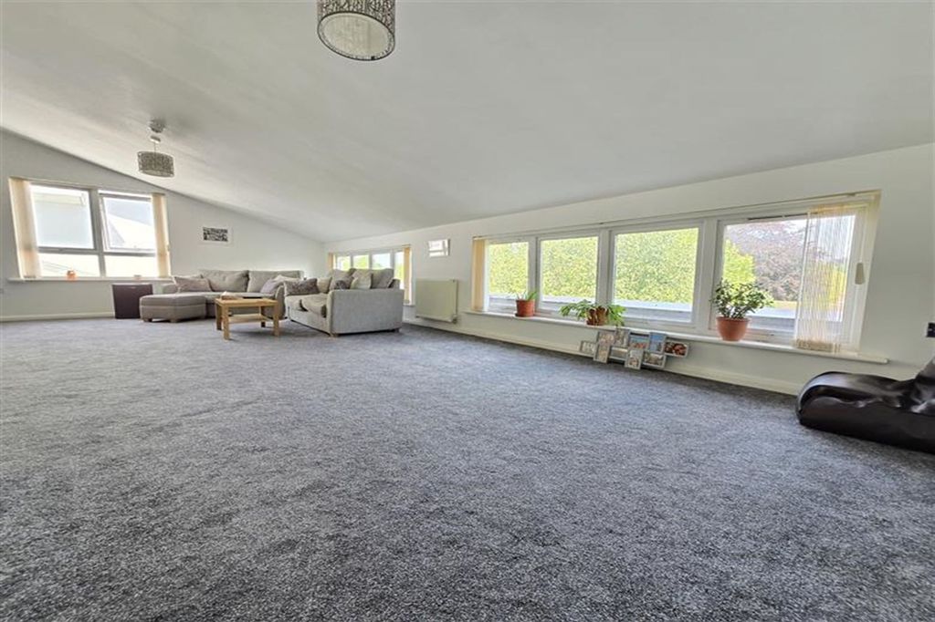 Property photo 2 of 18 (Main)