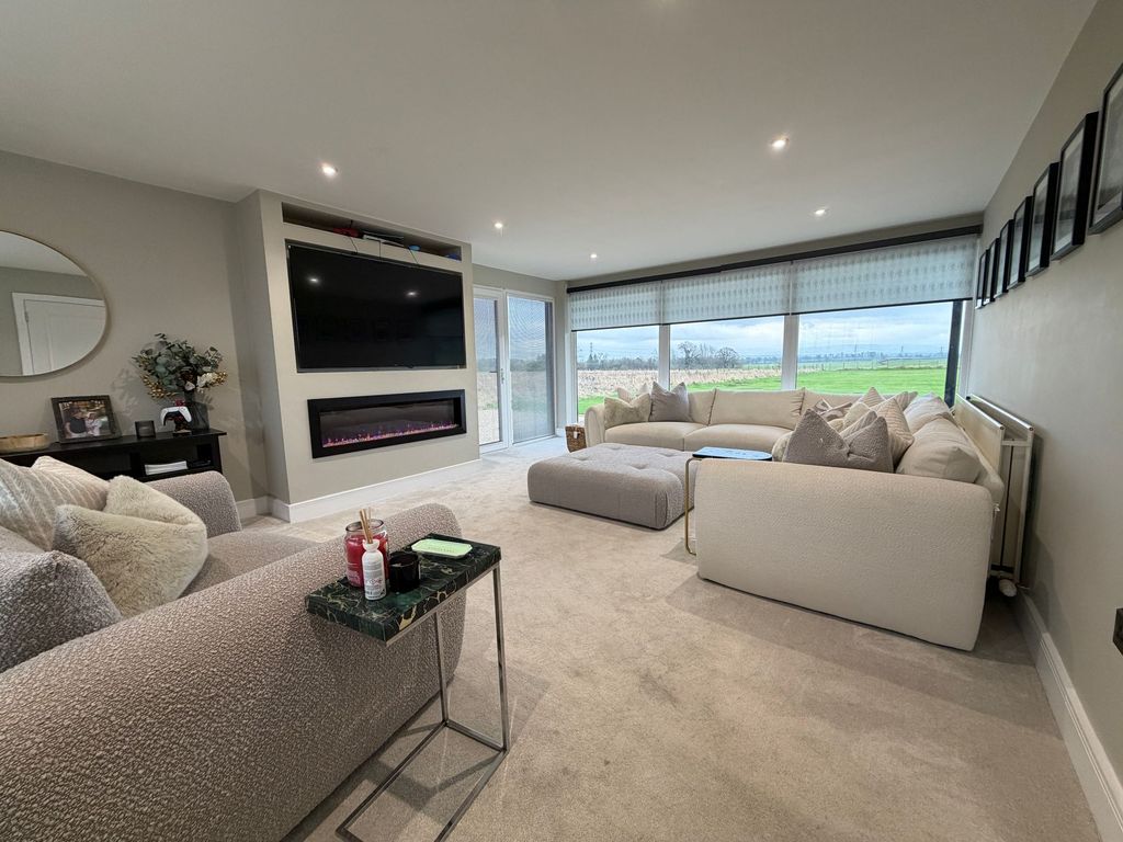 Property photo 2 of 37 Lounge