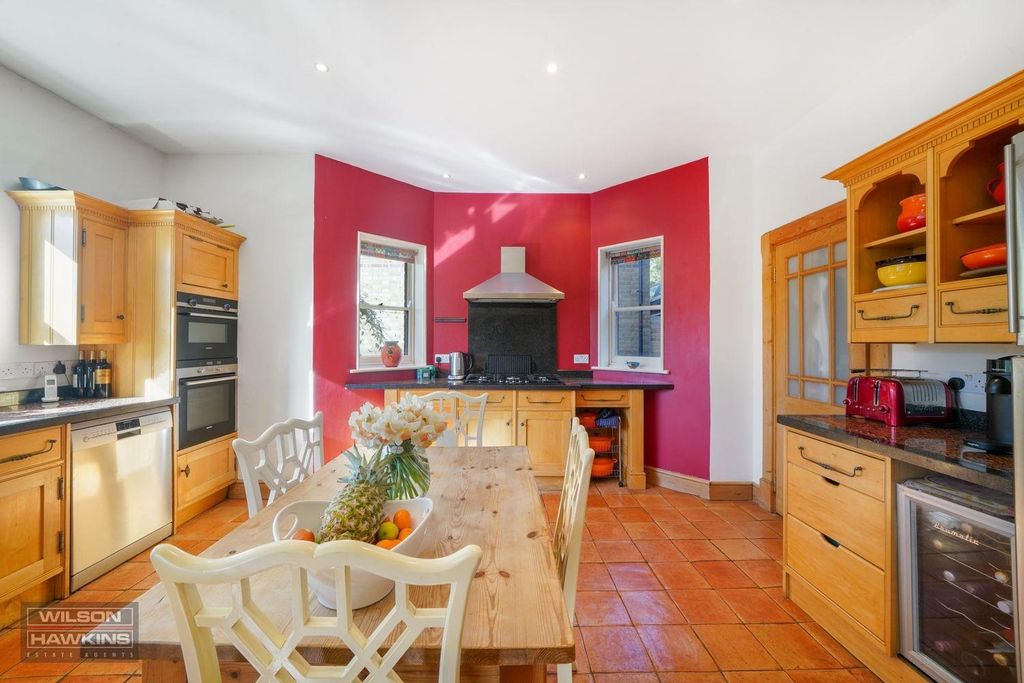 Property photo 2 of 28