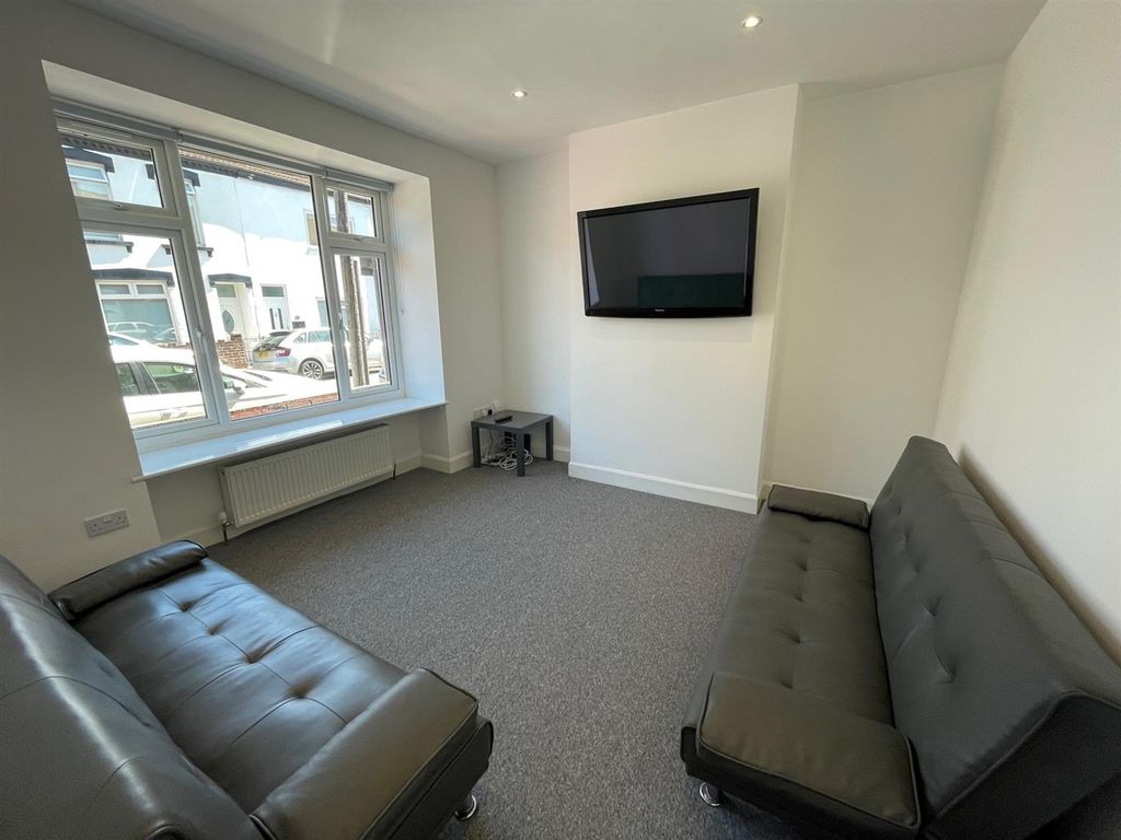 Property photo 3 of 13 Lounge.Jpg