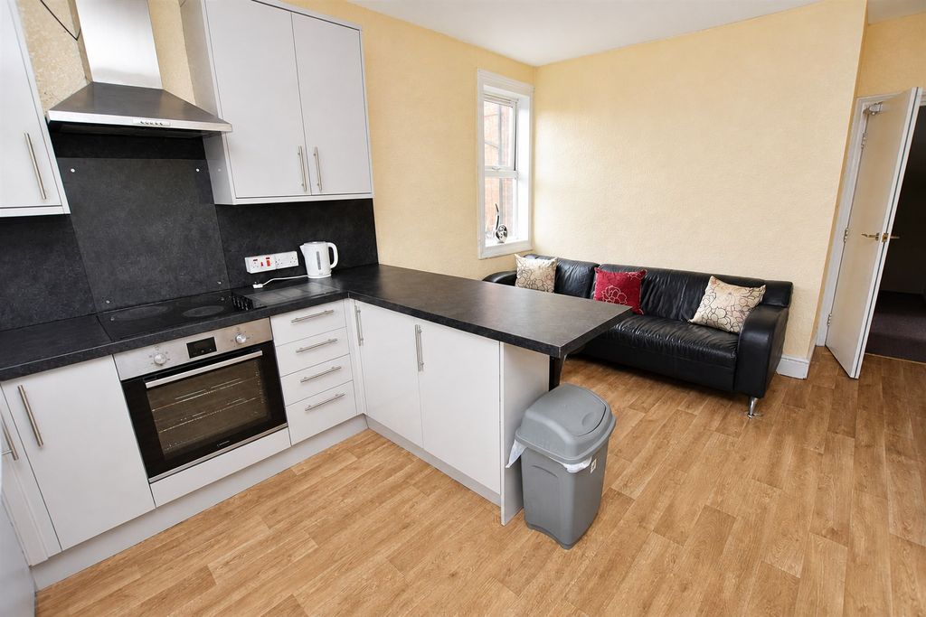 Property photo 1 of 11 Approach