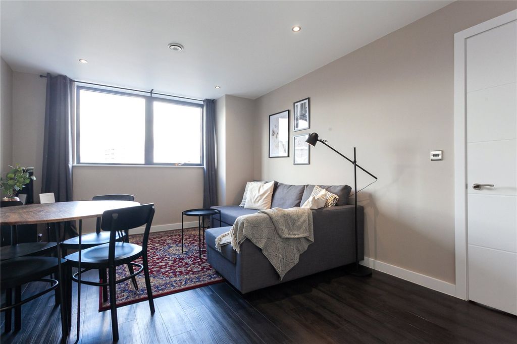 Property photo 2 of 11 Lounge