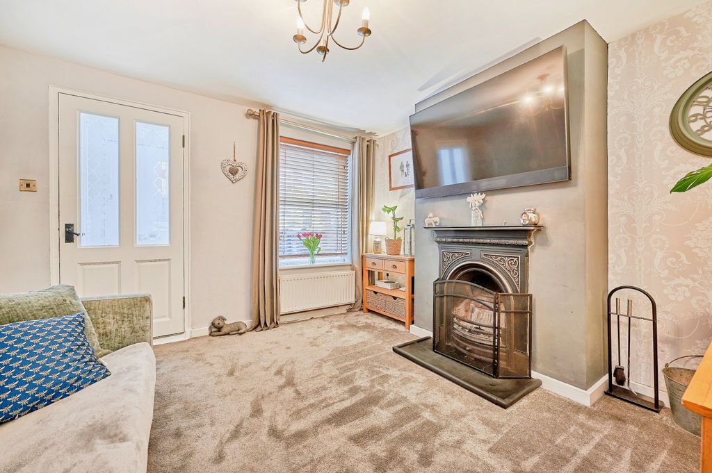 Property photo 3 of 17 Lounge