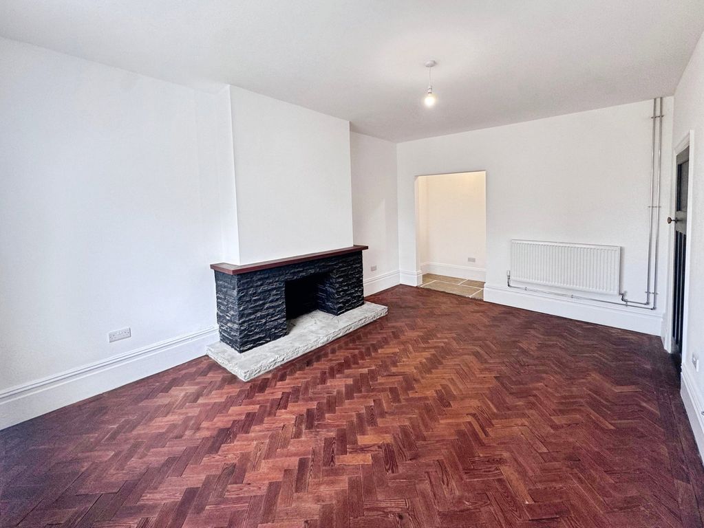 Property photo 2 of 27