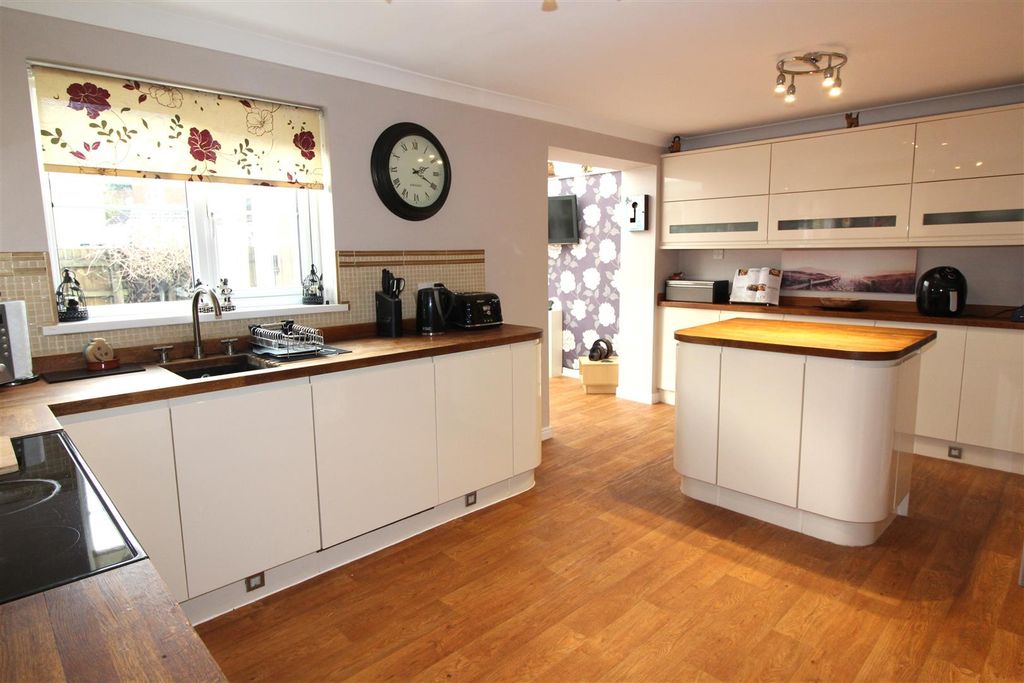 Property photo 2 of 40 Kitchen/Breakfast Room