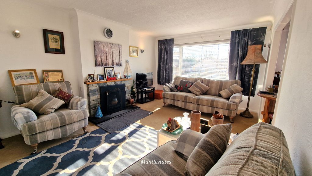 Property photo 3 of 13 Lounge