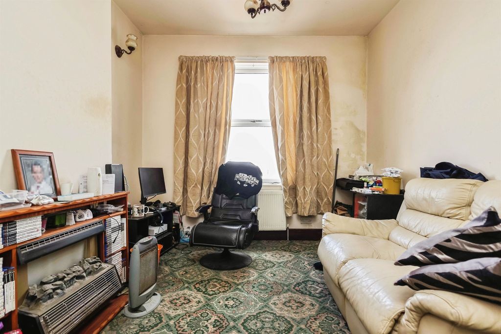 Property photo 2 of 8
