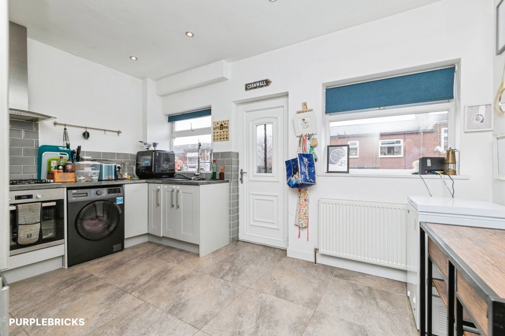 Property photo 3 of 18 Kitchen