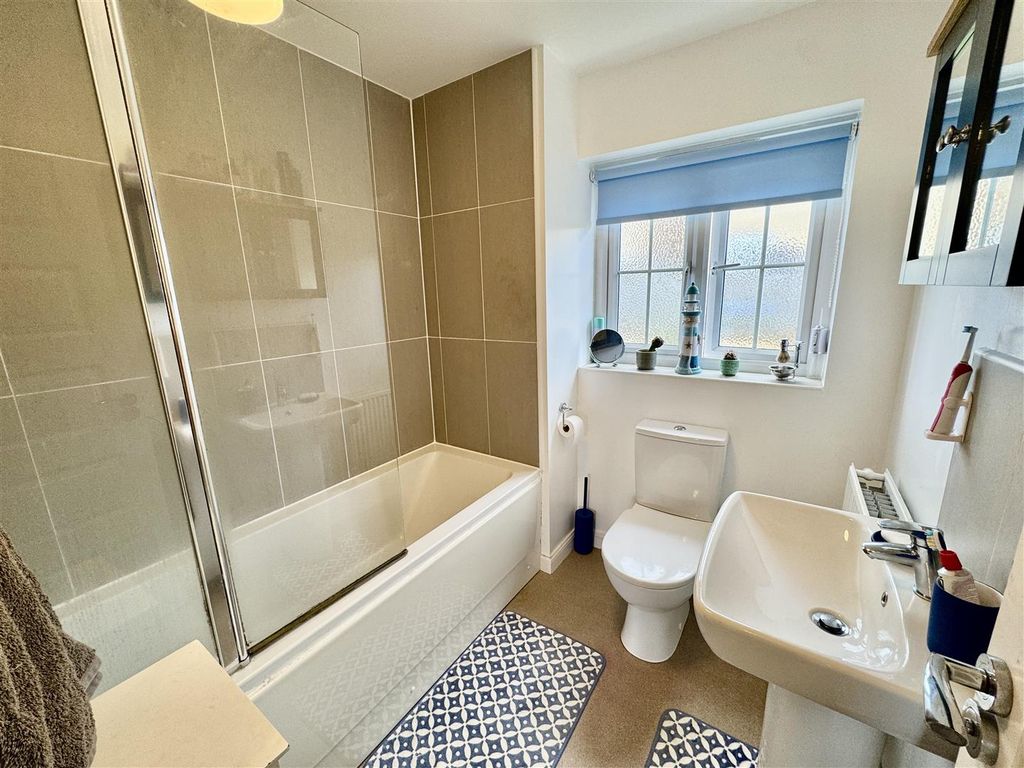 Property photo 2 of 11 Family Bathroom