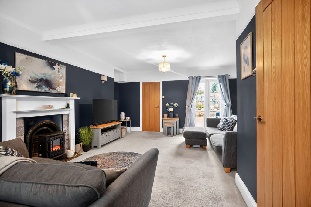 Property photo 2 of 32 Lounge