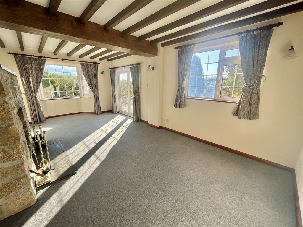 Property photo 2 of 37 Lounge