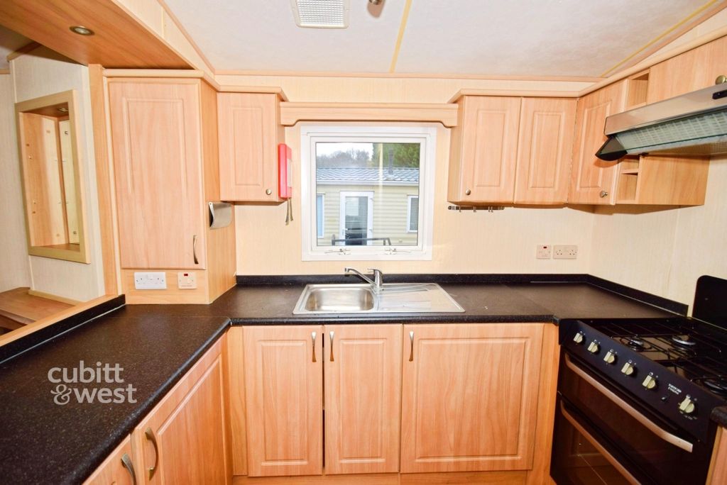 Property photo 3 of 9 Kitchen