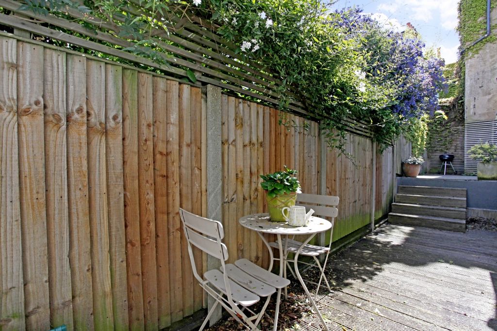 Property photo 3 of 11 116 King George S...