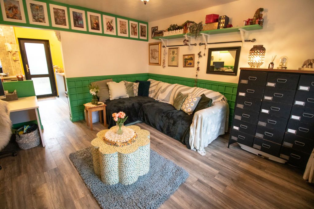 Property photo 3 of 13 Lounge