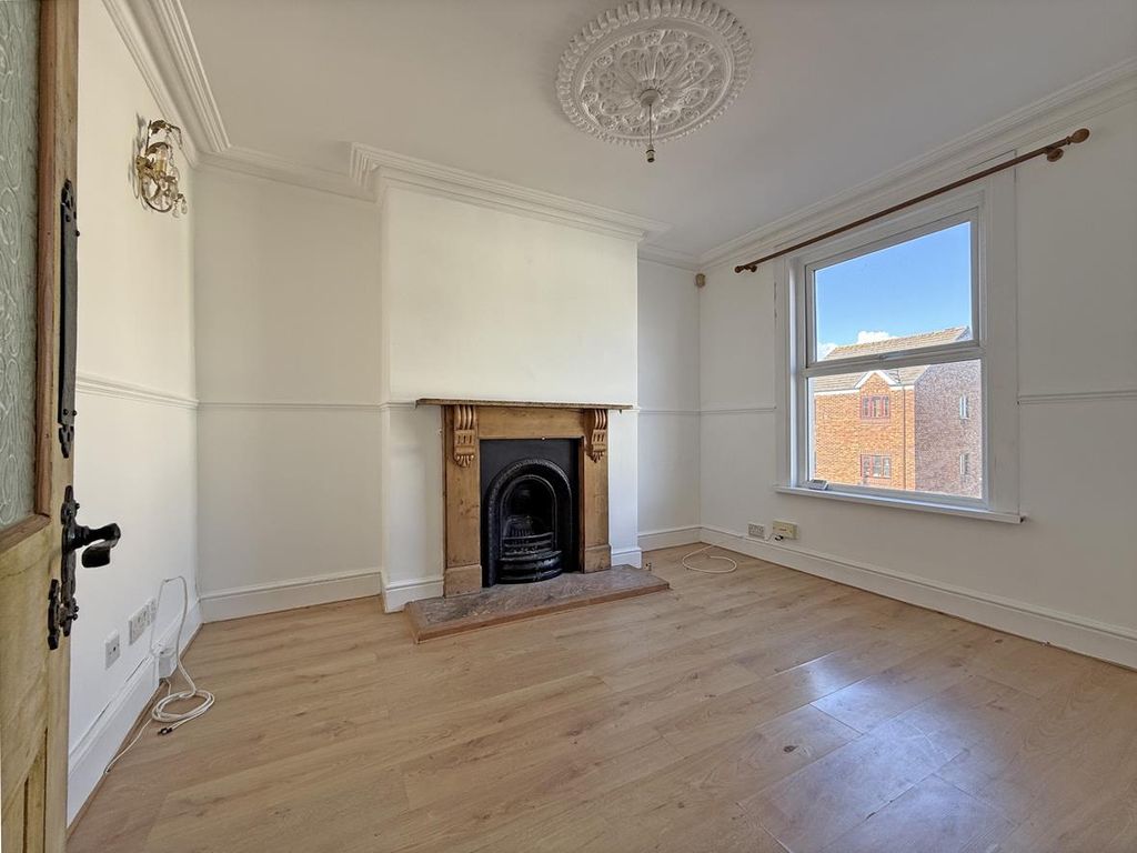 Property photo 2 of 12 Northesk Street 40 - Lounge Front.Jpg
