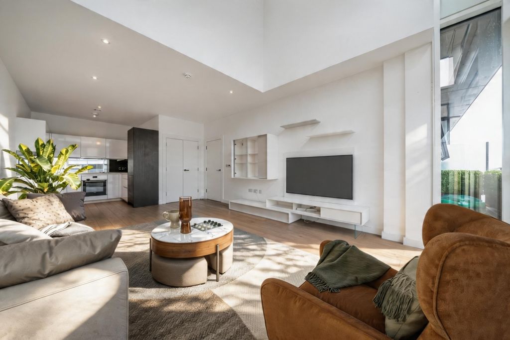 Property photo 2 of 18 Property_E15C_104...