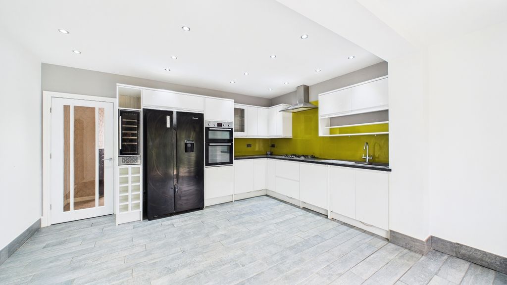 Property photo 2 of 11 Cam03669G0-Pr0044-Still019