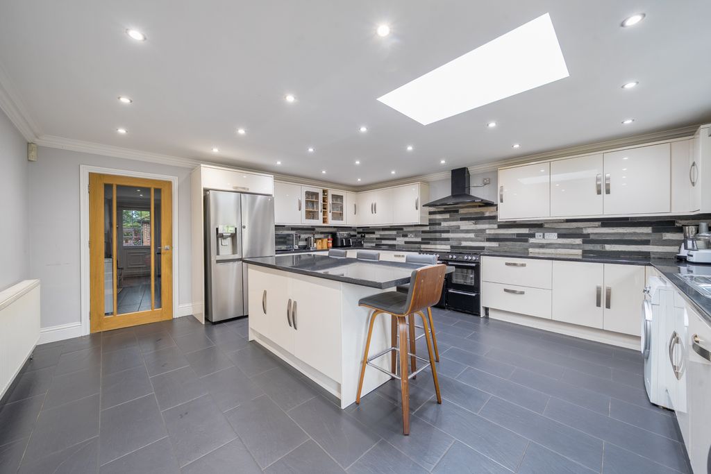Additional image 11 of 6 bed detached house for saleNewlands Drive, Maidenhead SL6