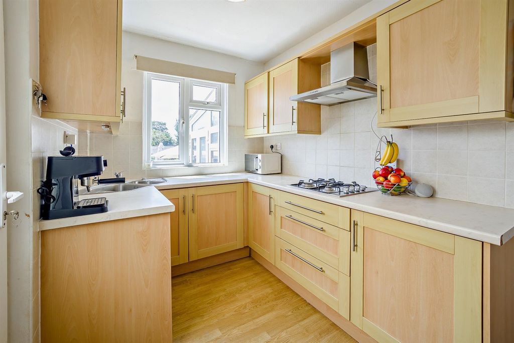 Property photo 3 of 14 8696879-Interior18-800.Jpg