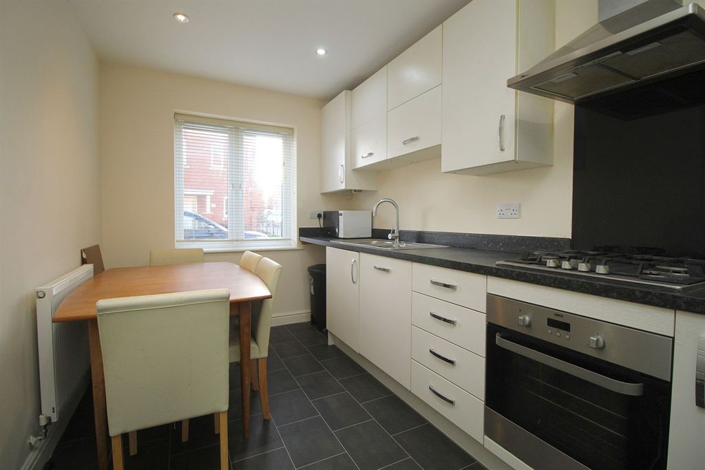 Property photo 3 of 17 Kitchen