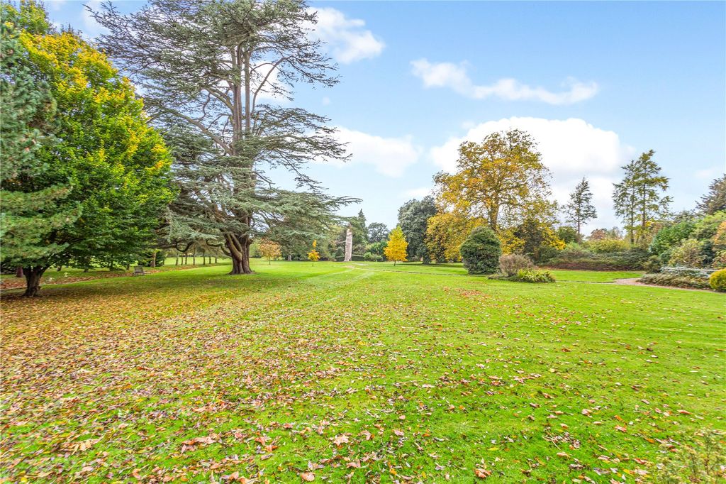 Property photo 3 of 17 Shared Gardens