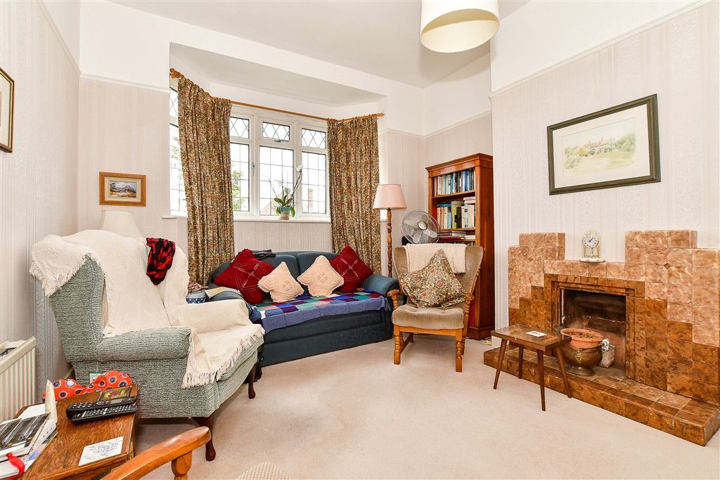 Property photo 3 of 13 Lounge