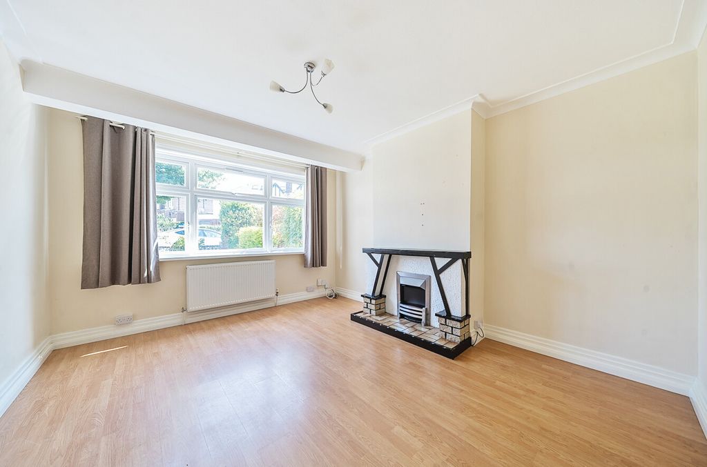Property photo 2 of 14 1314850-18-685913...