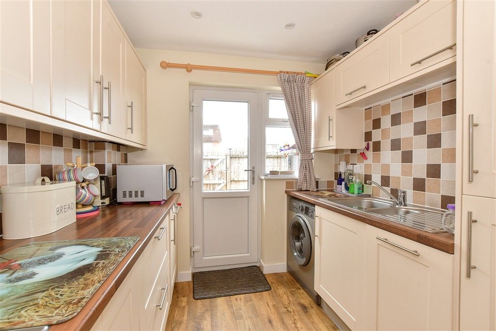 Property photo 3 of 11 Kitchen