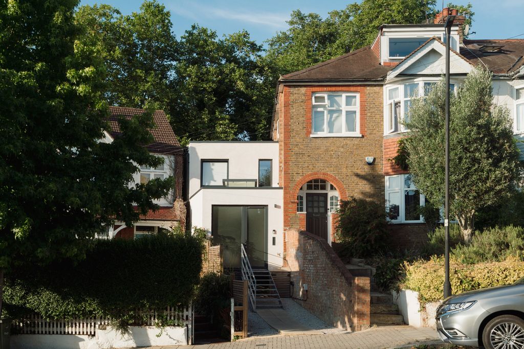 Property photo 2 of 27 299134 - Hill-House-Road-56.Jpg