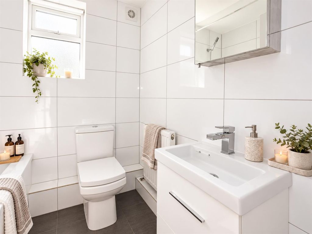 Property photo 3 of 6 Scandinavian Bathroom With Warm Accents.Png