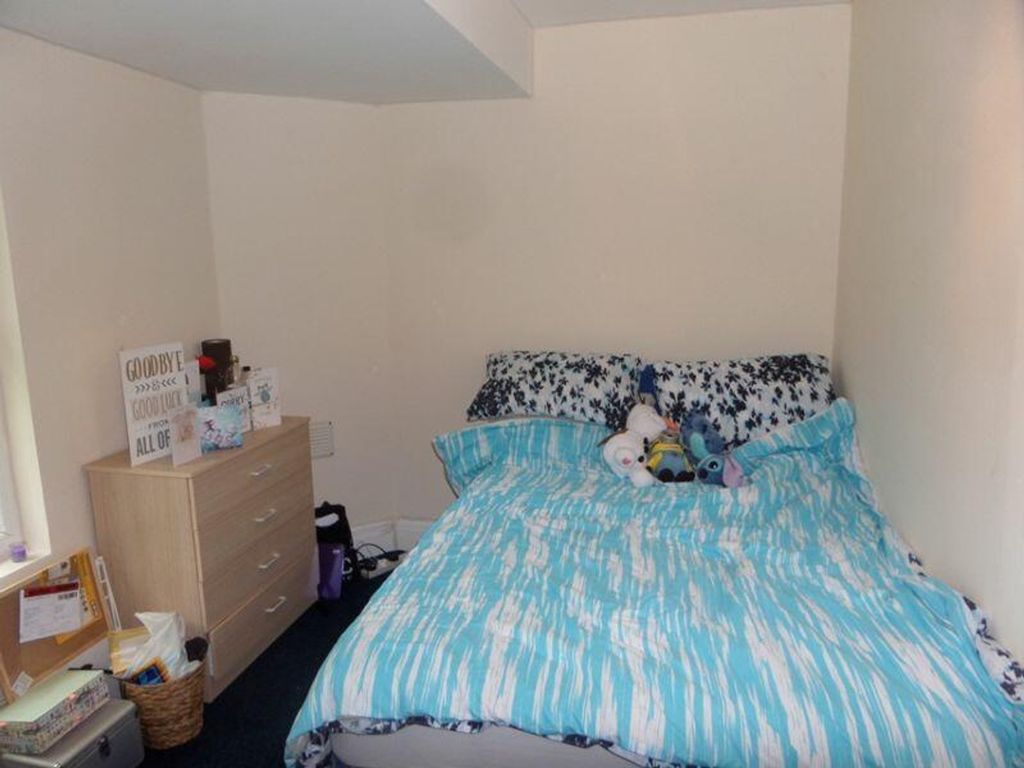 Property photo 2 of 5 A Cozy Double Bedroom Featuring A Comfortable Bed ...