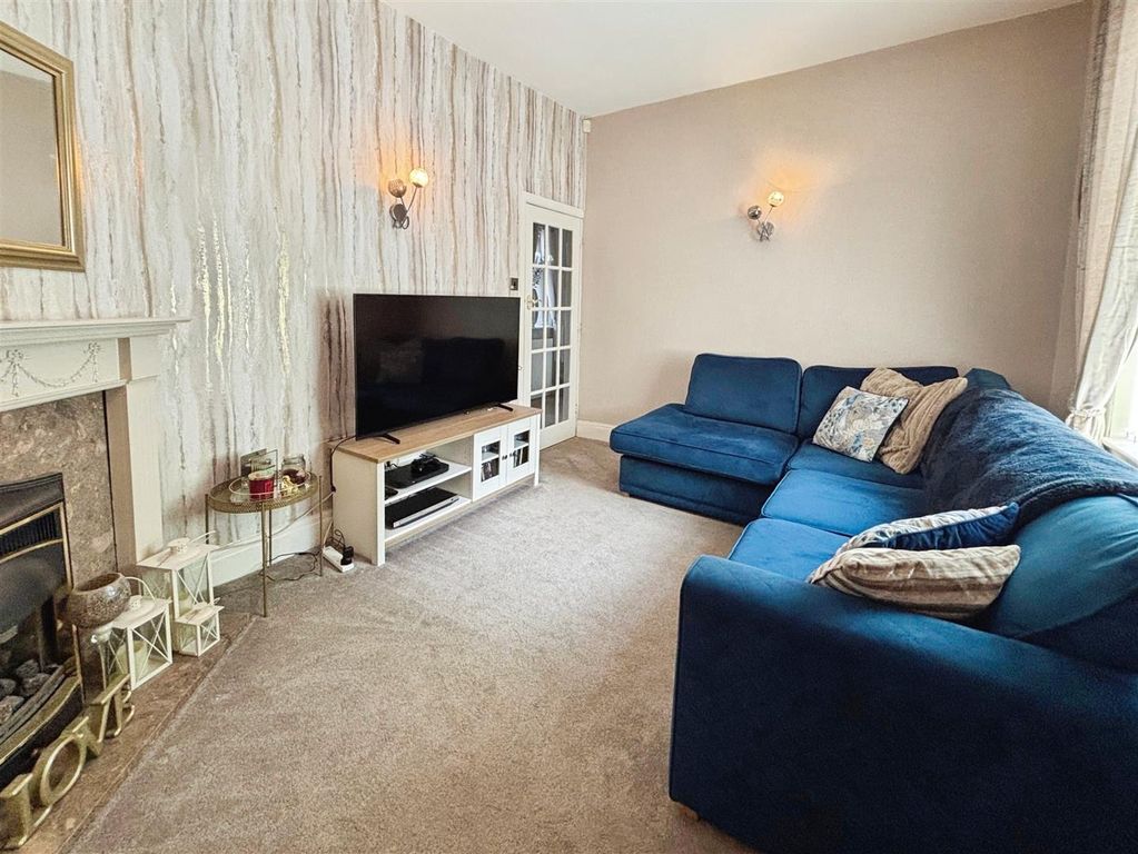 Property photo 3 of 20 Lounge