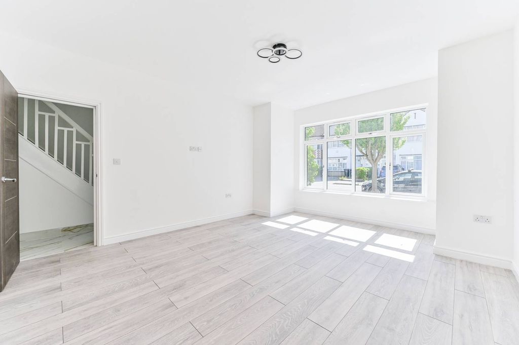 Property photo 3 of 25