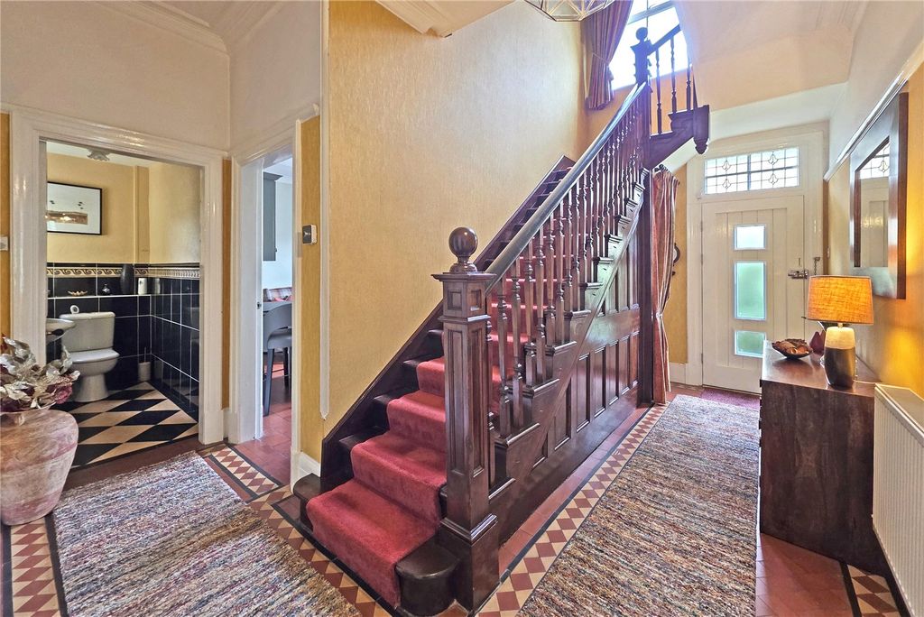 Property photo 3 of 42 Entrance Hall