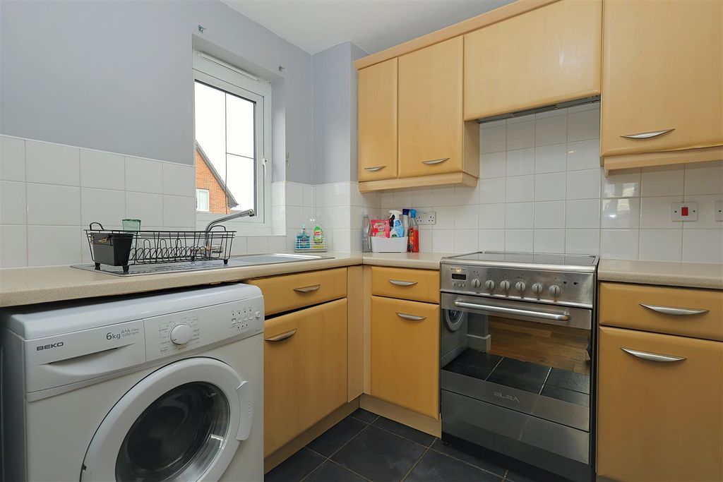 Property photo 3 of 11 Kitchen