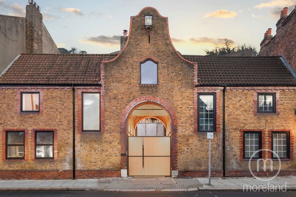 Property photo 2 of 18 2868554