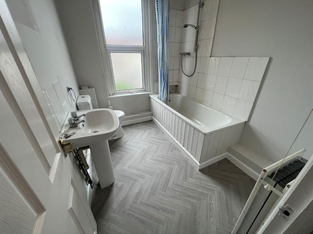Property photo 3 of 4 Bathroom.Jpg