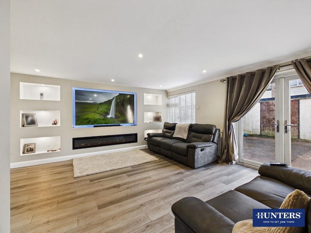 Property photo 3 of 17 Living Room