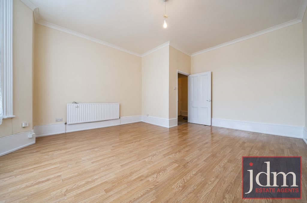 Property photo 3 of 8 Ae0E74c5-F5B3-423...